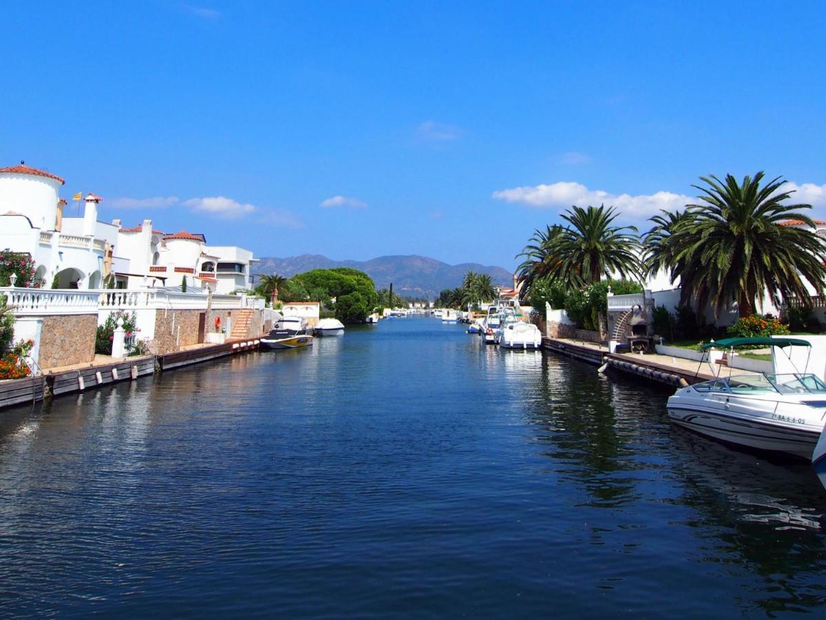 Holiday Home Requesens Canal エンプリアブラバ エクステリア 写真